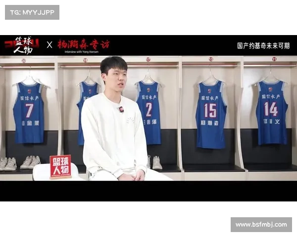 青岛夏季联赛观众席现杨瀚森球衣致敬NBA新星引热议 青岛夏季联赛观众席现杨瀚森球衣致敬NBA新星引热议